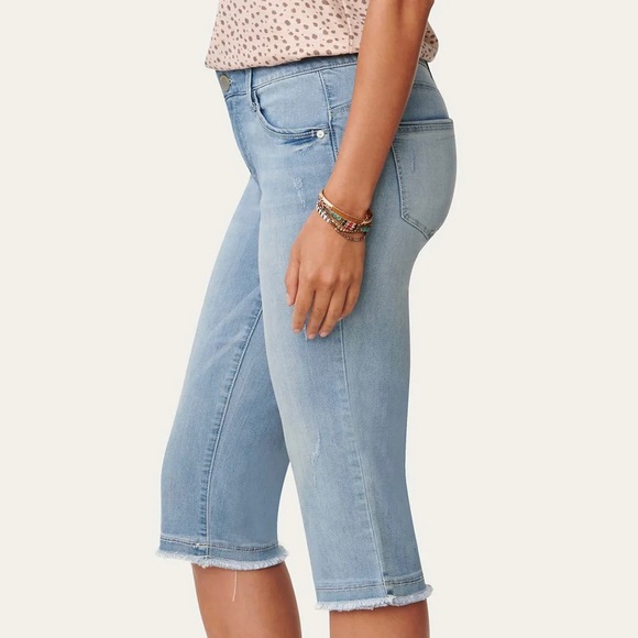 DEMOCRACY Light Wash Ab Solution Blue NEW Capri Jeans 4 - Picture 3 of 10